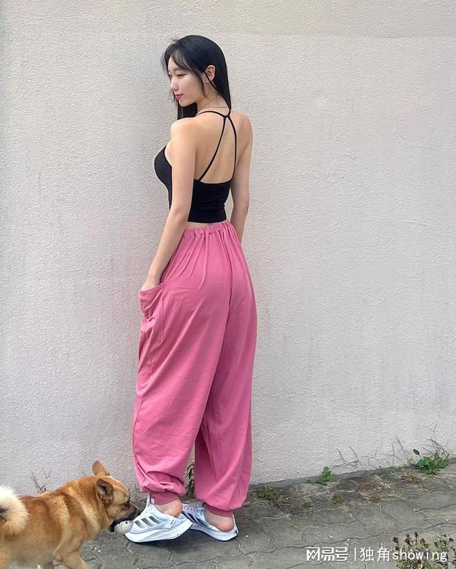 这套黑背心和粉裤搭配简直美到炸！你也想试试吗？(图4)