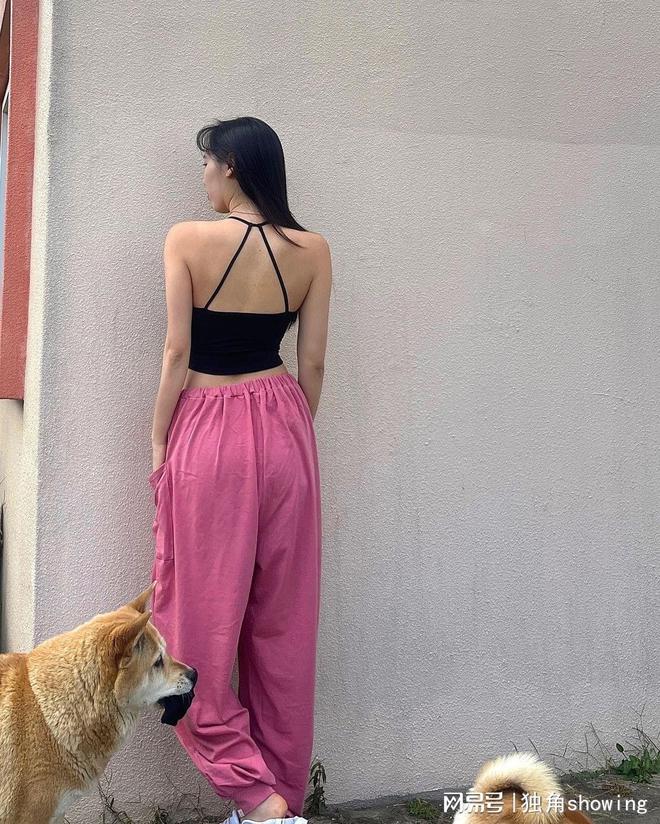 这套黑背心和粉裤搭配简直美到炸！你也想试试吗？(图2)