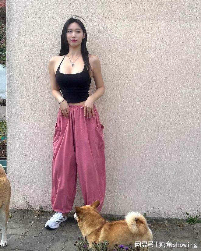 这套黑背心和粉裤搭配简直美到炸！你也想试试吗？(图3)