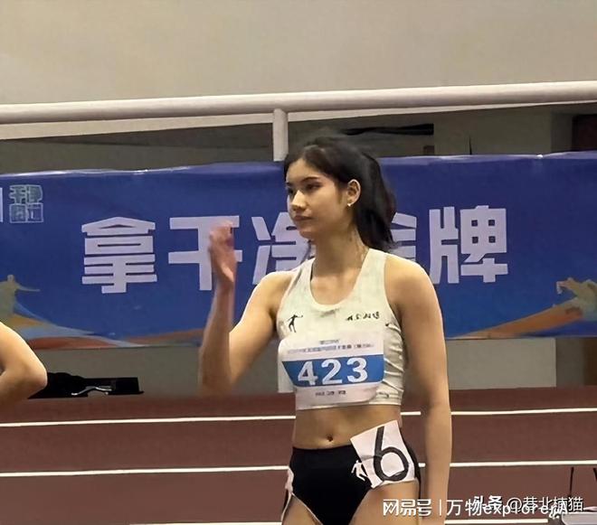 三角裤太窄也不换？夏思凝运动裤遭群嘲跑出亚洲记录霸气回应(图1)