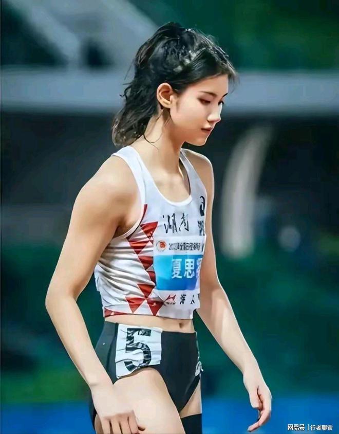 体坛美女夏思凝运动裤尺度大引争议着装画面曝光靓丽抢眼！(图4)