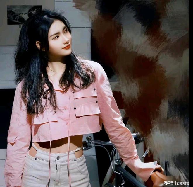 体坛美女夏思凝运动裤尺度大引争议着装画面曝光靓丽抢眼！(图8)