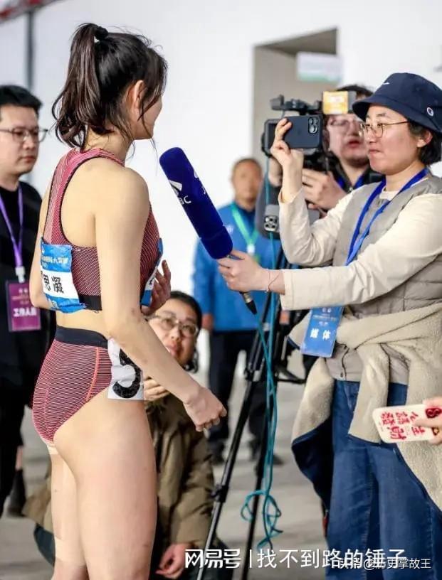 三角裤太窄也不换？夏思凝运动裤遭群嘲霸气跑出亚洲记录来证明(图9)