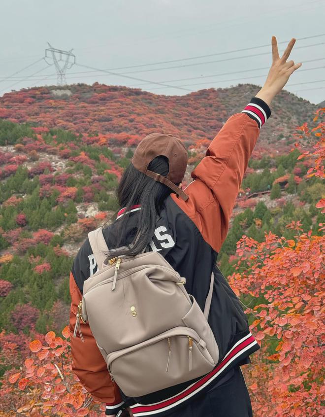 被柳岩的时尚穿搭惊艳住了！咖啡色棒球服搭配棒球帽减龄又时髦(图6)