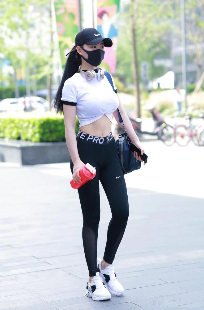 女生穿运动穿搭展现“纤细腰线”风格时尚浪漫(图1)