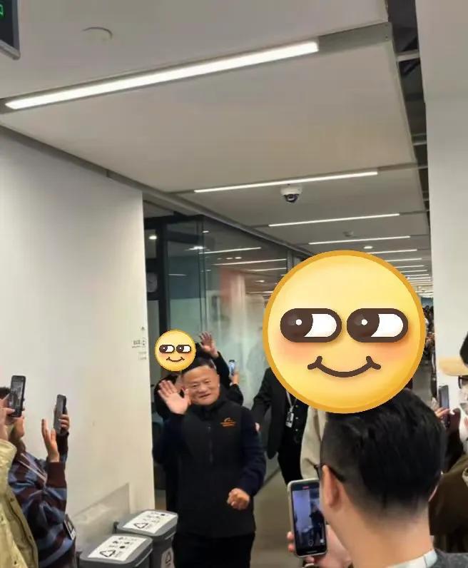 马云空降杭州公司！穿黑色冲锋衣红光满面员工们见到他反应亮了(图2)