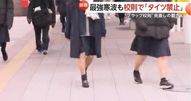 日本女高中生被暴雪给吹傻了还光腿穿短裙上学理由竟然是学校不让多穿？！(图2)