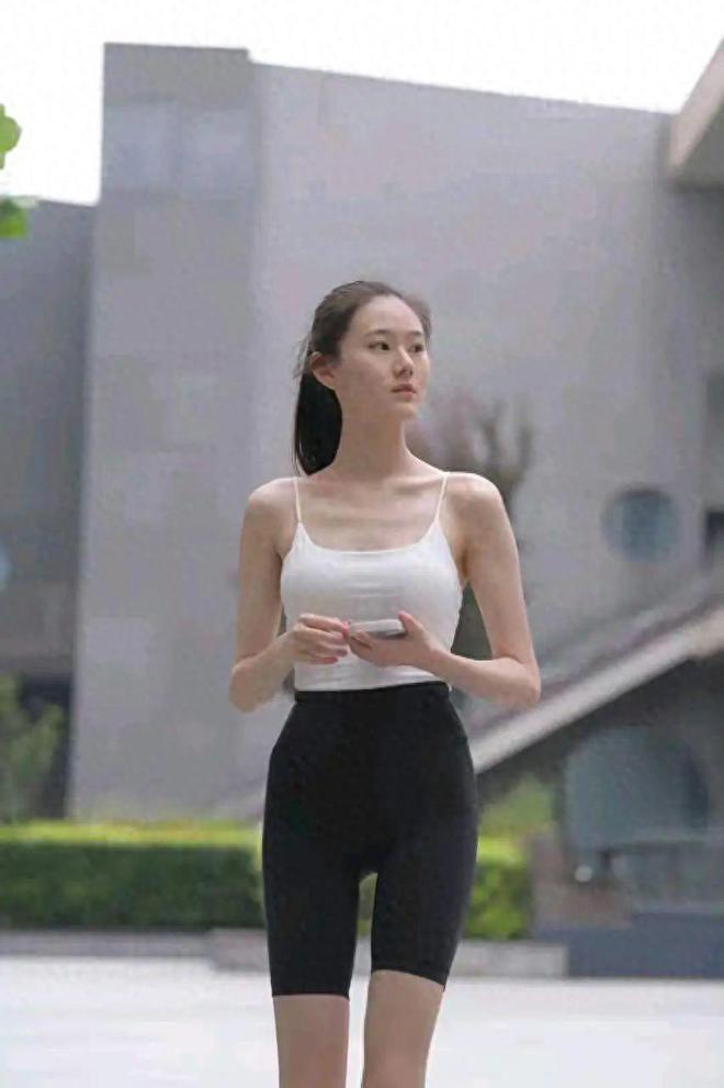 夏日必看！白吊带+运动短裤秒变时尚运动辣妹(图1)