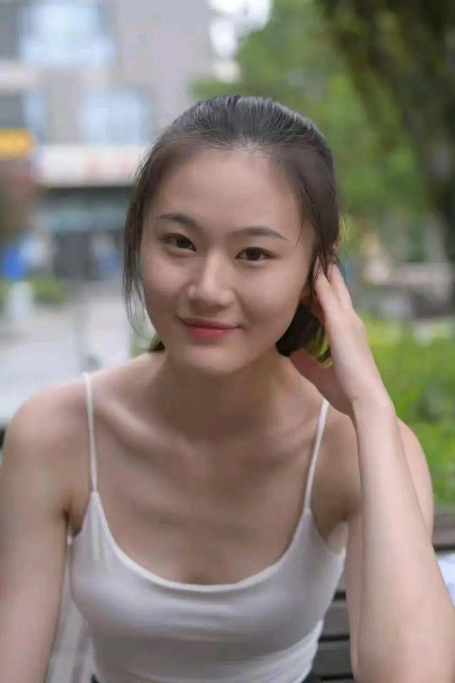 夏日必看！白吊带+运动短裤秒变时尚运动辣妹(图2)
