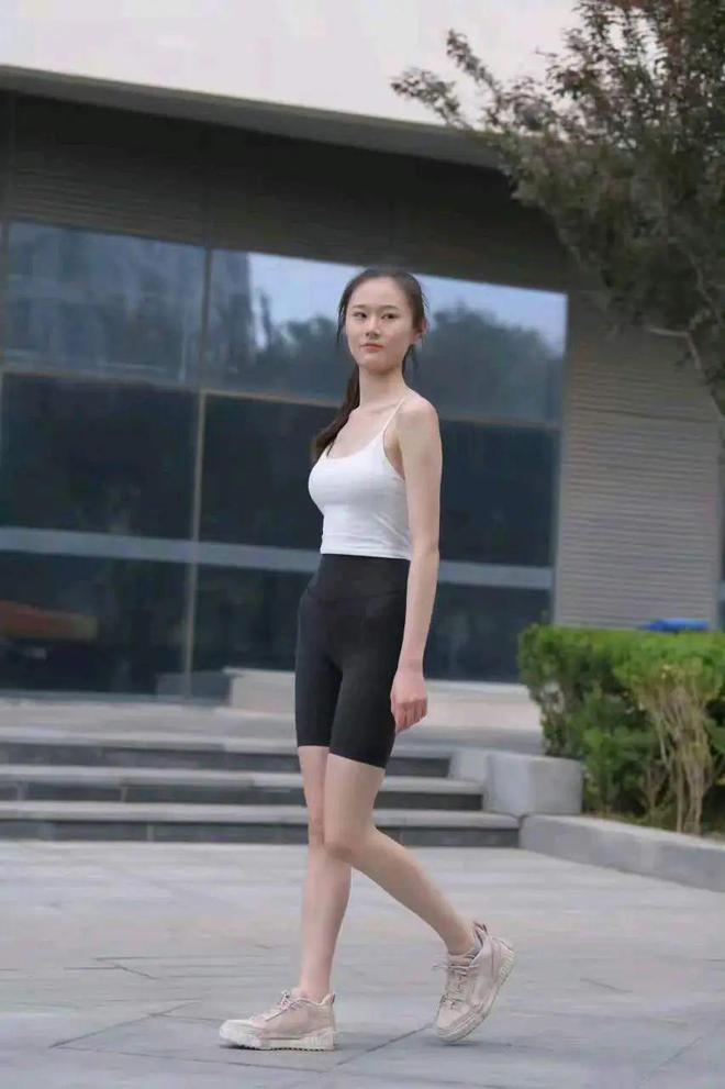 夏日必看！白吊带+运动短裤秒变时尚运动辣妹(图3)