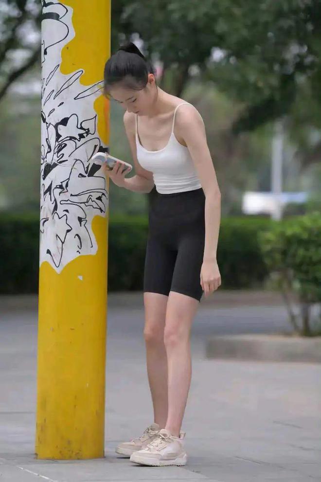 夏日必看！白吊带+运动短裤秒变时尚运动辣妹(图4)
