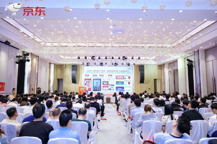 真金白银扶持新商成长京东为服饰、美妆、运动等商家返佣等补贴近千万元(图1)