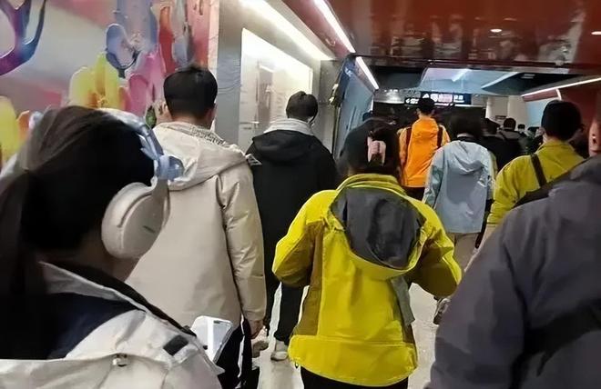 腾讯砸3亿的国产冲锋衣火成“体制战袍”(图16)
