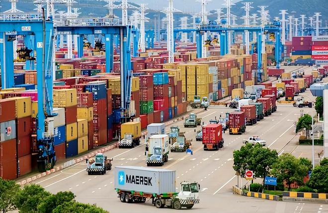 2025服装业“半年考”：零售增速放缓运动品牌领跑资本赛道(图1)