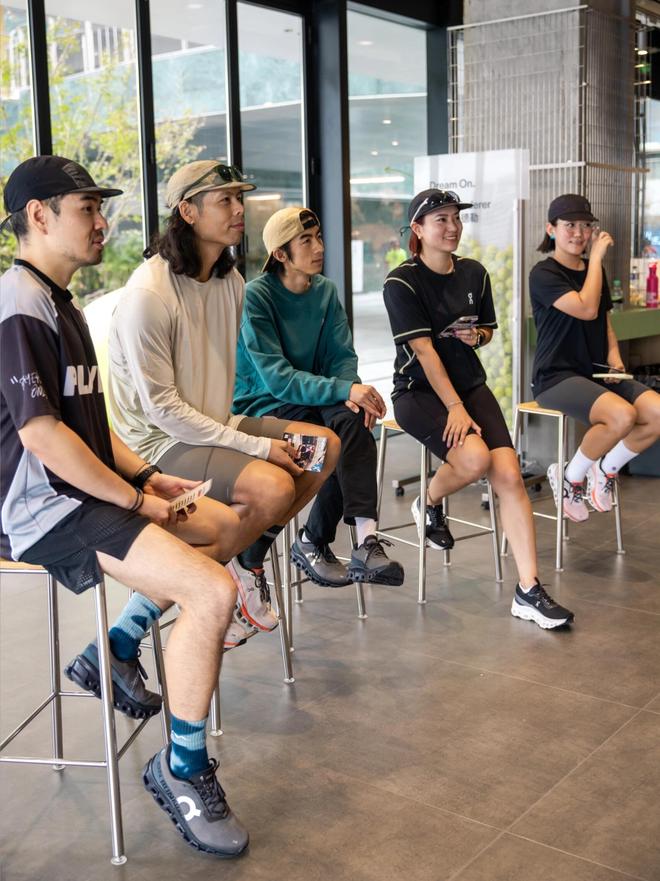 今年火的“一塌糊涂”的4双鞋内行外行都穿比阿迪、nike时髦(图5)