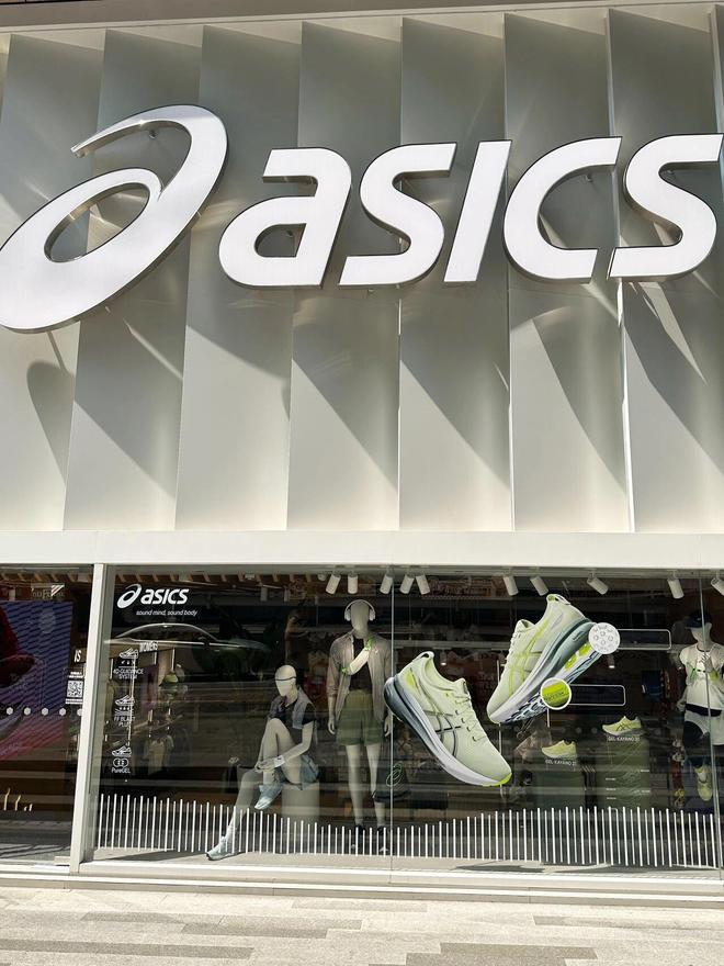 今年火的“一塌糊涂”的4双鞋内行外行都穿比阿迪、nike时髦(图15)
