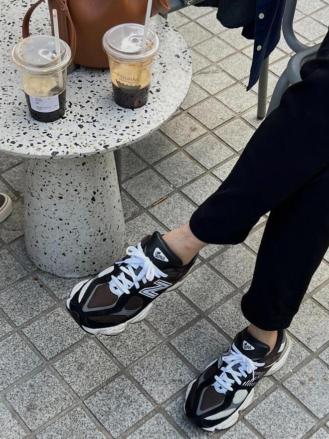 今年火的“一塌糊涂”的4双鞋内行外行都穿比阿迪、nike时髦(图12)