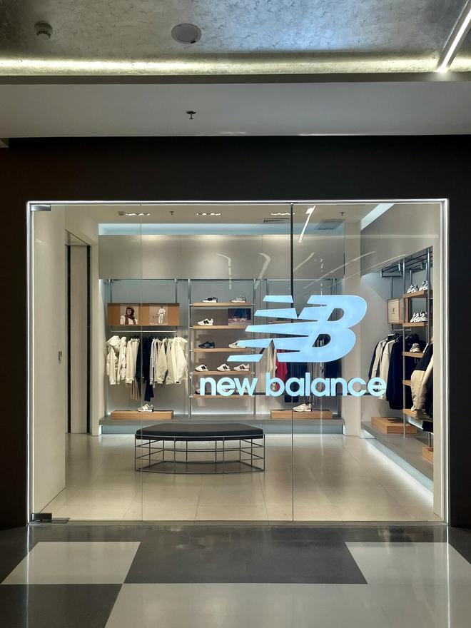 今年火的“一塌糊涂”的4双鞋内行外行都穿比阿迪、nike时髦(图11)