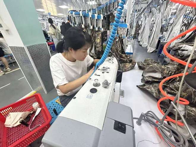 活力中国调研行 湖北天门：3年缘何吸引10万人返乡“做”服装(图1)