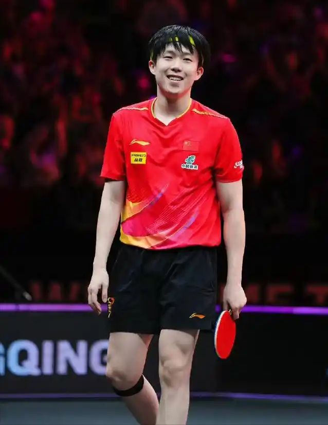 正式入学王楚钦获新身份谁注意同桌举动？反应太真实(图1)