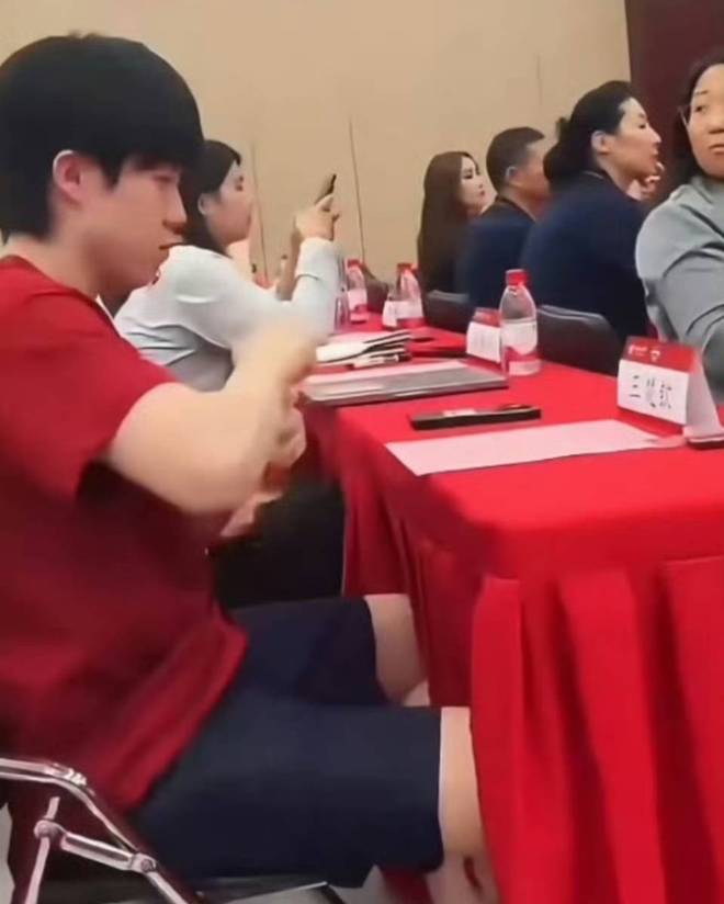 正式入学王楚钦获新身份谁注意同桌举动？反应太真实(图2)