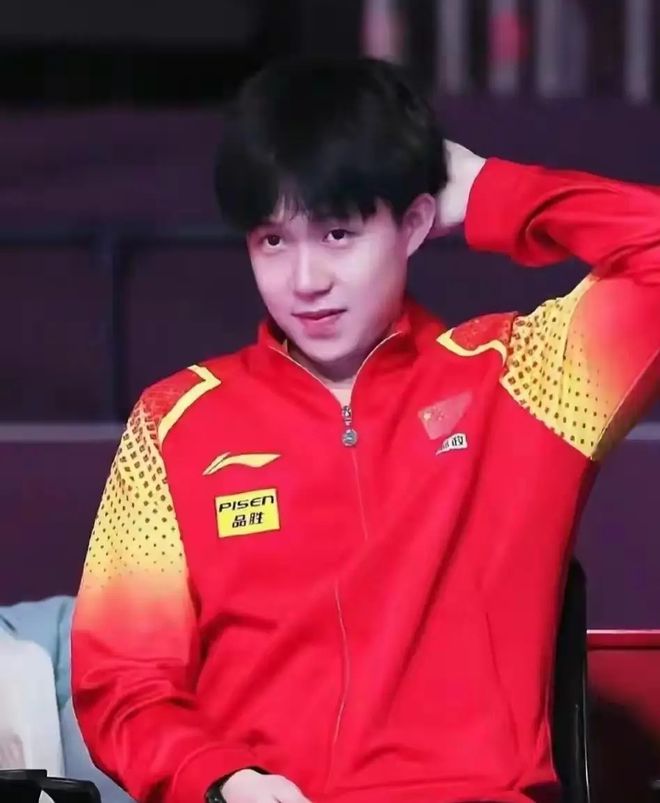 正式入学王楚钦获新身份谁注意同桌举动？反应太真实(图4)