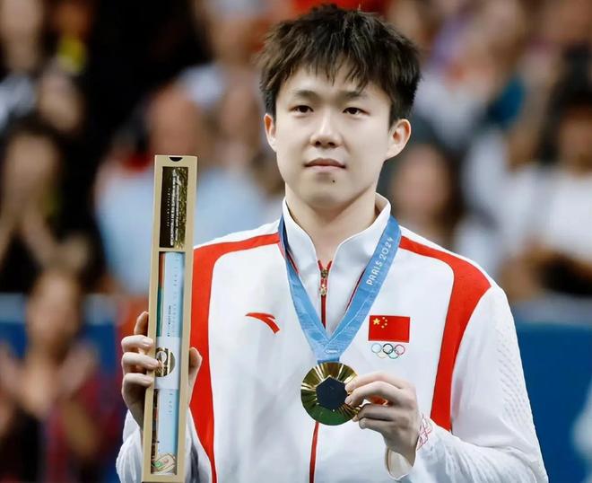 正式入学王楚钦获新身份谁注意同桌举动？反应太真实(图3)