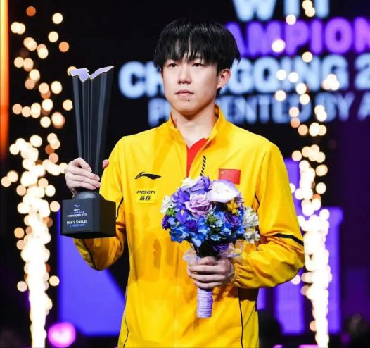 正式入学王楚钦获新身份谁注意同桌举动？反应太真实(图5)