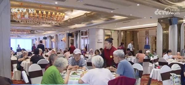 2433亿人次、超8000亿元……透过数据看“双节”消费新亮点、新活力(图1)