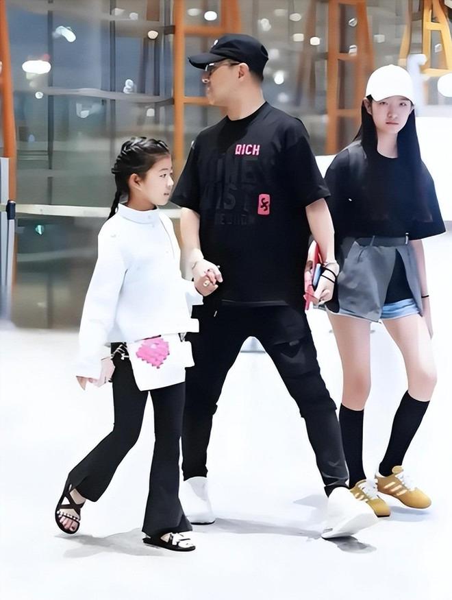 汪峰爱太深机场搂着森林北不撒手女儿低头发呆路人表情亮了(图5)