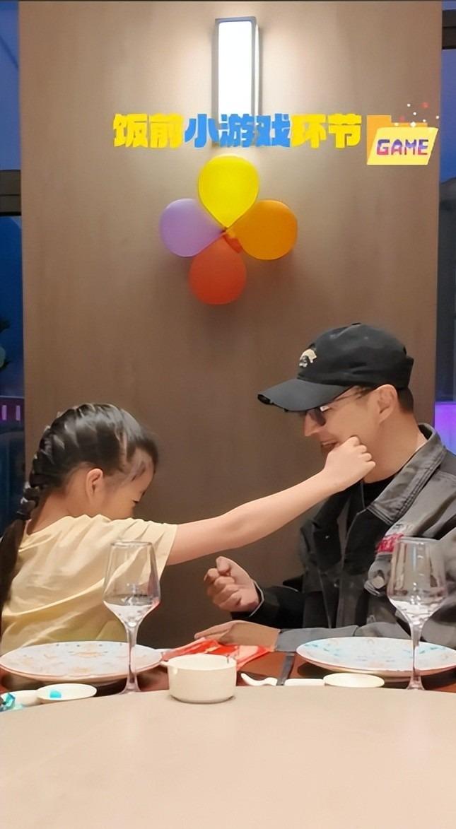 汪峰爱太深机场搂着森林北不撒手女儿低头发呆路人表情亮了(图6)