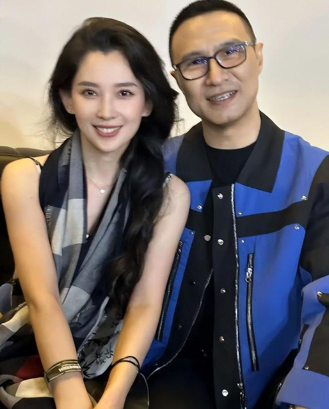 汪峰爱太深机场搂着森林北不撒手女儿低头发呆路人表情亮了(图7)