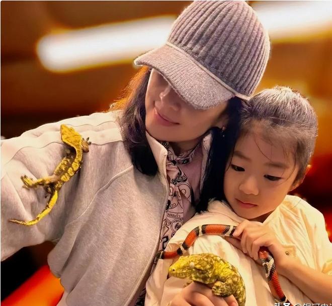 汪峰爱太深机场搂着森林北不撒手女儿低头发呆路人表情亮了(图13)