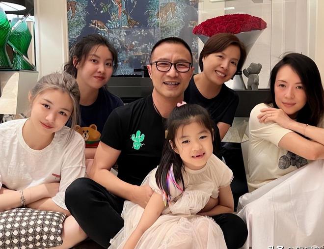 汪峰爱太深机场搂着森林北不撒手女儿低头发呆路人表情亮了(图12)