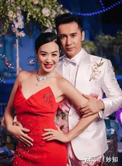 张伦硕夫妇罕现身！钟丽缇膀大腰圆像大妈被网友群嘲夫妻变母子(图1)