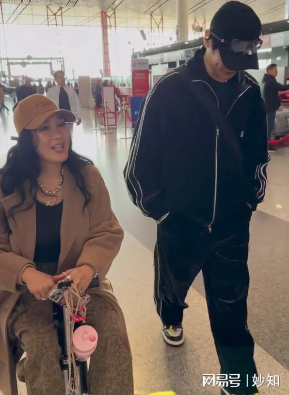 张伦硕夫妇罕现身！钟丽缇膀大腰圆像大妈被网友群嘲夫妻变母子(图8)