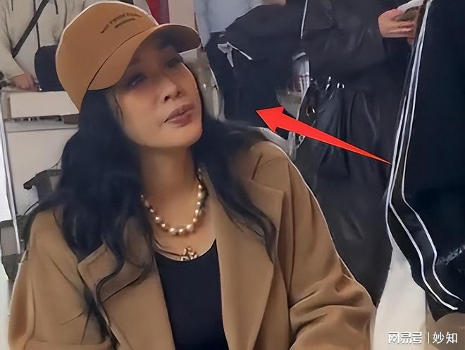 张伦硕夫妇罕现身！钟丽缇膀大腰圆像大妈被网友群嘲夫妻变母子(图11)