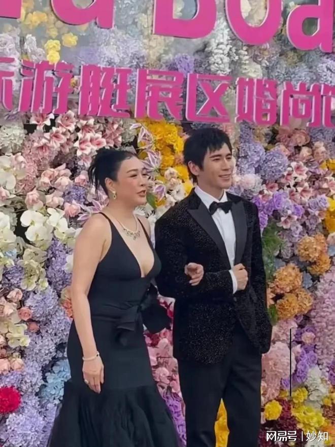 张伦硕夫妇罕现身！钟丽缇膀大腰圆像大妈被网友群嘲夫妻变母子(图14)