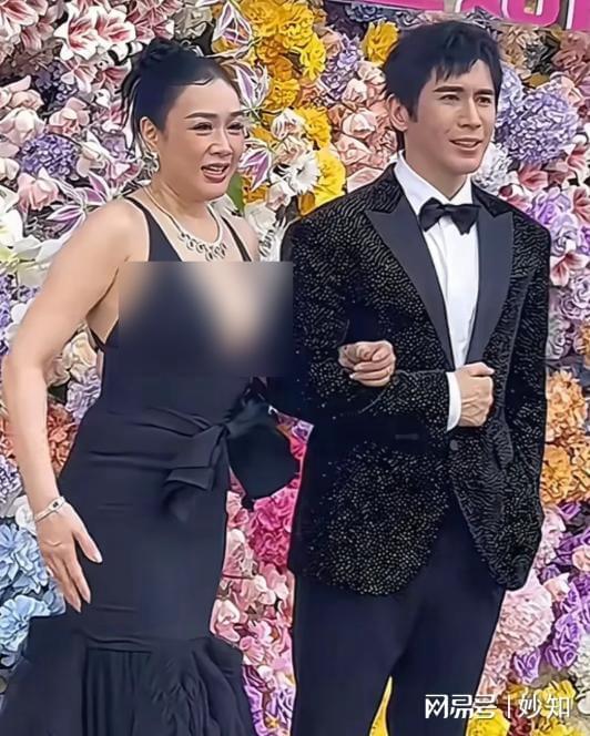 张伦硕夫妇罕现身！钟丽缇膀大腰圆像大妈被网友群嘲夫妻变母子(图17)