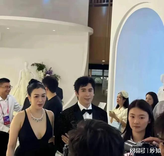 张伦硕夫妇罕现身！钟丽缇膀大腰圆像大妈被网友群嘲夫妻变母子(图19)