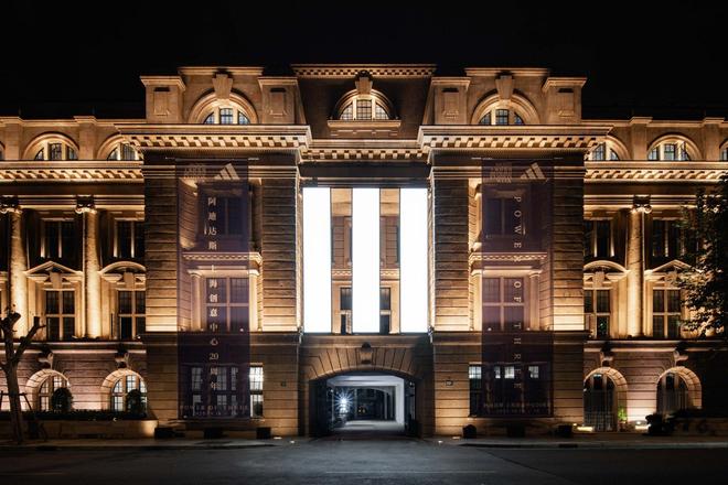 上海创意中心成立20周年阿迪达斯以本地化思路“再造三条纹”｜最前线(图1)