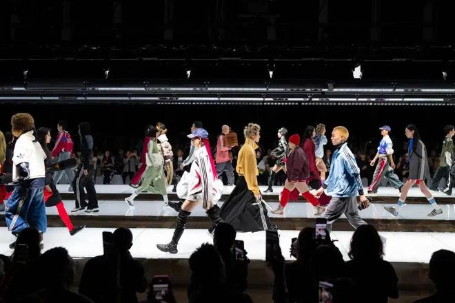 阿迪达斯秀出“三重力量”(图3)