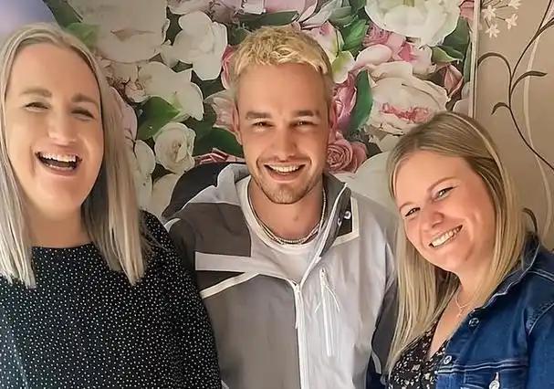 单向乐队成员利亚姆女友遇粉丝骚扰巧应对悼念旧爱藏细节(图3)