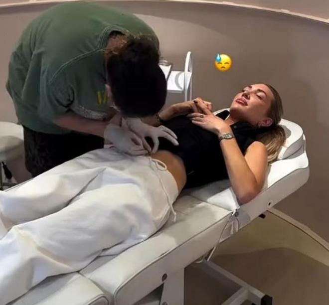 单向乐队成员利亚姆女友遇粉丝骚扰巧应对悼念旧爱藏细节(图1)