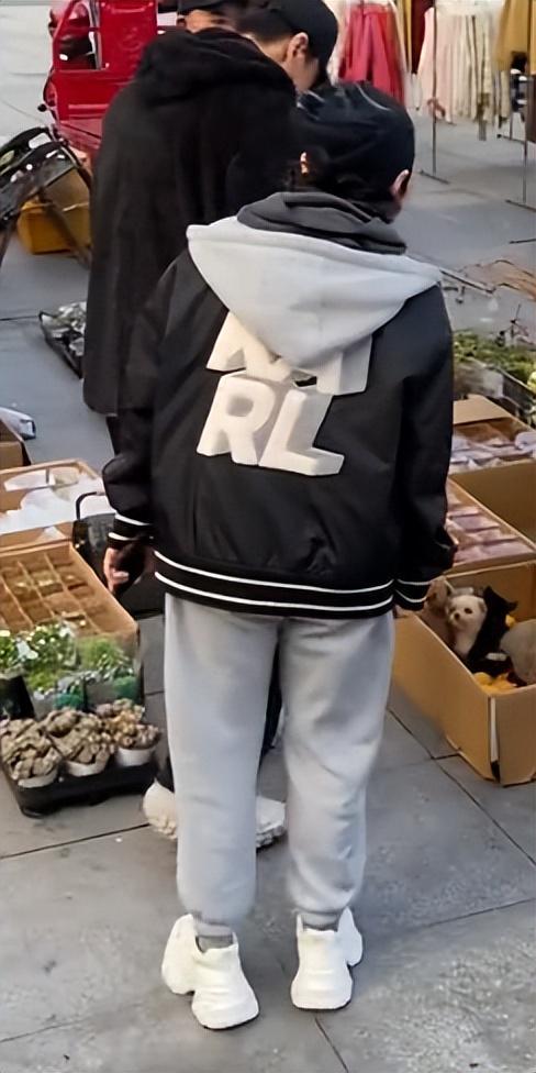 颜丙燕小20岁男友正脸曝光185cm身高像男模打耳钉一直牵着她(图7)