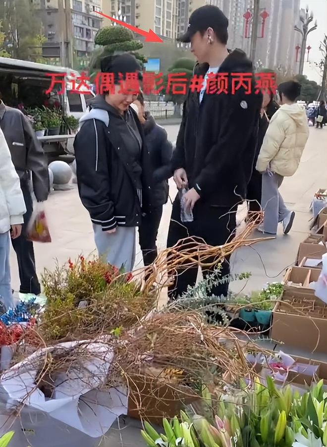 颜丙燕小20岁男友正脸曝光185cm身高像男模打耳钉一直牵着她(图8)