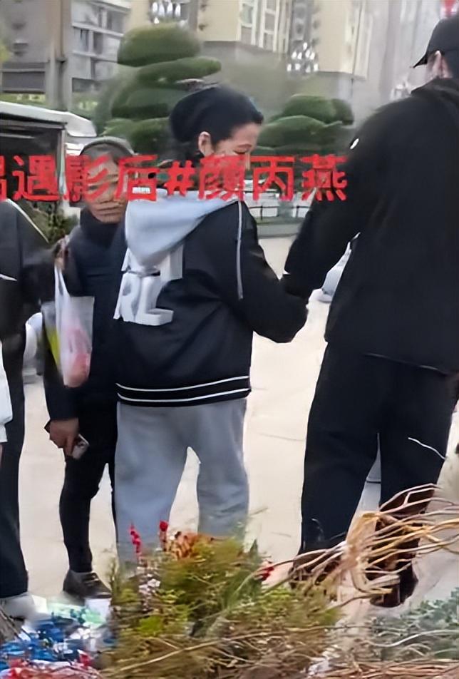 颜丙燕小20岁男友正脸曝光185cm身高像男模打耳钉一直牵着她(图11)