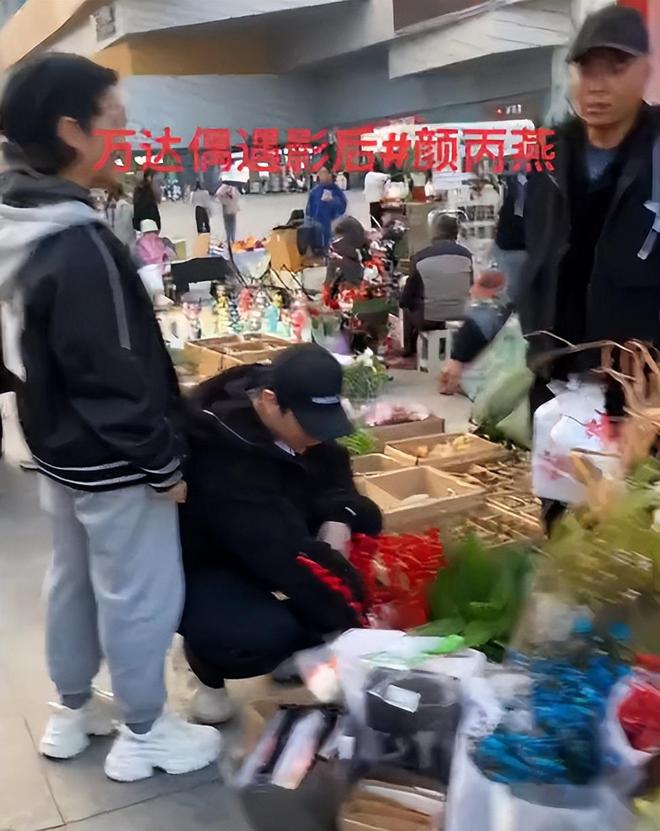 颜丙燕小20岁男友正脸曝光185cm身高像男模打耳钉一直牵着她(图10)