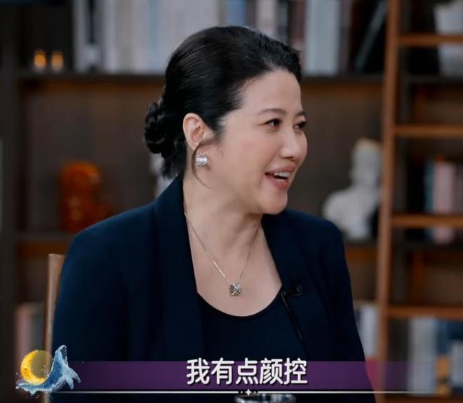 颜丙燕小20岁男友正脸曝光185cm身高像男模打耳钉一直牵着她(图9)