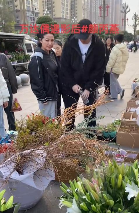 颜丙燕小20岁男友正脸曝光185cm身高像男模打耳钉一直牵着她(图16)